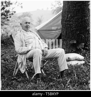 Thomas Edison (1847-1931), portrait de vous détendre dans une chaise à l'extérieur, National Photo Company, 1921 Banque D'Images