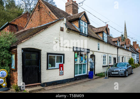 Worfireld les magasins du village sur la rue principale dans le village de Bridgnorth, Shropshire, Angleterre Banque D'Images