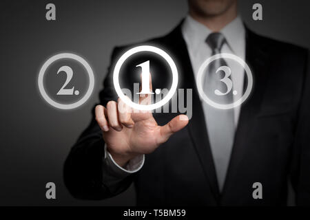 Concept d'affaires - man in suit appuie sur le bouton de l'interface tactile virtuel - classement la première place Banque D'Images