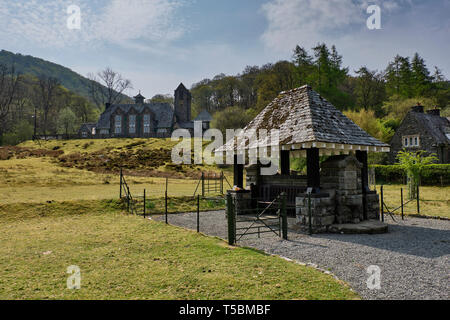 Propriété de style d'art et d'artisanat au Village à Elan Elan Valley, Powys, Wales Banque D'Images