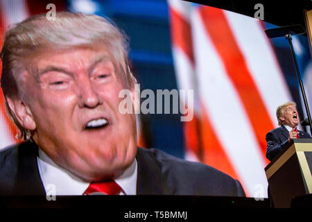 Donald J. Trump tient son discours d'acceptation à la Convention nationale républicaine à Cleveland, après avoir été désigné comme candidat à la Présidentielle GOP 2016 Élection présidentielle. Banque D'Images