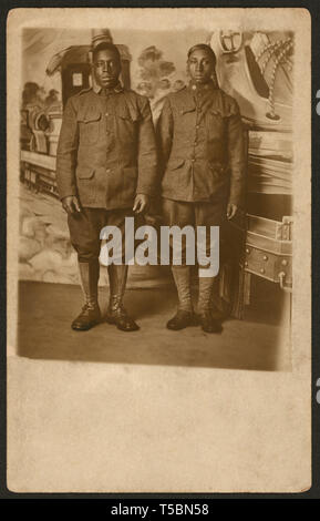 Portrait en pied de deux Américains africains la Première Guerre mondiale, les soldats d'infanterie, William A. Gladstone Collection of African American Photographs, 1917-1918 Banque D'Images