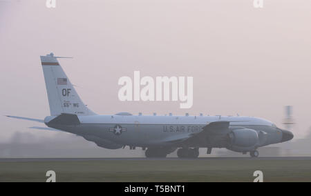 Un U.S. Air Force RC-135 Rivet Joint affecté à l'escadron de reconnaissance de la 95e décolle du RAF Mildenhall, Angleterre, le 18 avril 2019. Le Rivet Joint, partie de la 55e Escadre, Offutt AFB, Neb., peut fournir des renseignements sur les lieux de collecte, analyse et diffusion. (U.S. Photo de l'Armée de l'air par la Haute Airman Benjamin Cooper) Banque D'Images