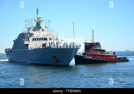 PENSACOLA, Floride - Le littoral lutte contre le USS LCS Sioux City (11) se prépare à tirer dans au Naval Air Station (NAS) Pensacola's Pier Allegheny, le 22 avril, pour une visite du port. Le LCS est un moyen rapide, agile, mission était conçue pour fonctionner dans les environnements, bien que capable d'ouvrir-océan, tâches et gagner contre 21e siècle aux menaces côtières telles que les sous-marins, des mines et des ports pour l'essaimage. (US Navy photo de Michael O'Connor/libérés) Banque D'Images