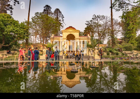 Katmandou, Népal - Mars 30, 2019 : vue frontale d'un pavillon néo-classique se reflétant dans un étang dans un jardin magnifiquement rénové récemment Banque D'Images