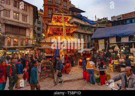 Katmandou, Népal - Mars 30, 2019 : le temple Ganesh la lumière par l'éclairage artificiel, prises au cours d'un marché nocturne dans le centre historique de Katmandou Banque D'Images