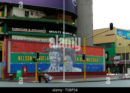 Durban, le KwaZulu-Natal, Afrique du Sud, vendeur de rue avec chariot debout à côté de feux de circulation, billboard 100 ans célébration Nelson Mandela Banque D'Images