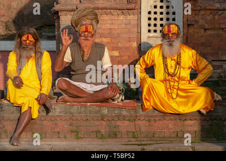 TILGANGA, Katmandou, Népal - 2 avril 2019 : un groupe de 3 Sadhus posing for the camera Banque D'Images