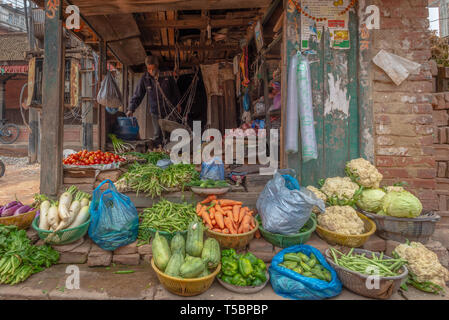 BHAKTAPUR, NÉPAL - 5 avril, 2019 : Vieil homme distribue de l'air dans un vieux Banque D'Images