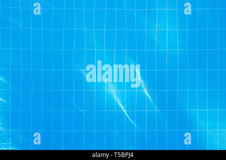 Dans l'eau clair bleu piscine. Banque D'Images