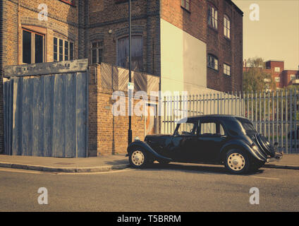 1950 Citroën 15 légère Traction Avant en stationnement sur une rue dans l'East End de Londres UK Banque D'Images