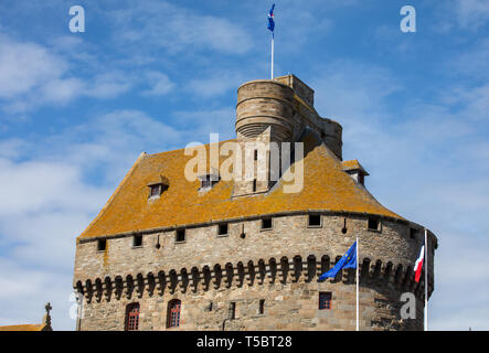 Le château de la Duchesse Anne de Bretagne dans la ville fortifiée abrite la mairie et le musée de l'histoire de la ville et d'ethnographie du pays de Banque D'Images