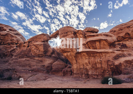 Um Fruth rock bridge dans la vallée de Wadi Rum ou Vallée de la Lune en Jordanie Banque D'Images