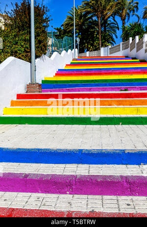 Peint couleur arc-en-escalier de la plage (Playa Torrecilla) station touristique de Nerja, Andalousie, région de Malaga, Costa del Sol, Espagne Banque D'Images