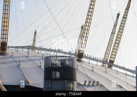 London,UK - 21 Apr 2019 : Escalade / randonnée pédestre sur l'O2 Arena Entertainment Toit du dôme à pied, un tissu d'une passerelle suspendue de mâts. Banque D'Images