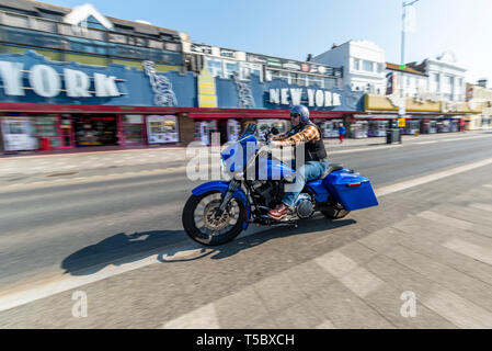 Moto personnalisée à Southend on Sea, Essex, front de mer par une journée ensoleillée. Arcades d'amusement sur Marine Parade Banque D'Images