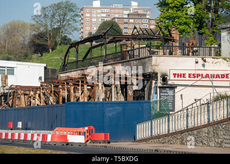 Ruines du pub Esplanade après feu, buffet et salle de musique à Western Esplanade, Southend on Sea, Essex, front de mer sur une journée ensoleillée Banque D'Images