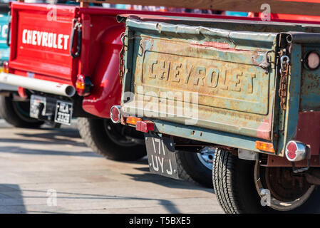 Vintage Chevrolet pick-up voitures classiques à Southend on Sea, Essex, front de mer par une journée ensoleillée. Automobiles. Hayon. Hayons Banque D'Images