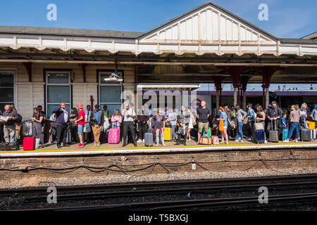 La Vierge à partir des services de terminaison et à Harrow & Wealdstone Station pendant les vacances de Pâques fermeture de la gare de Euston entraîne le surpeuplement. Banque D'Images