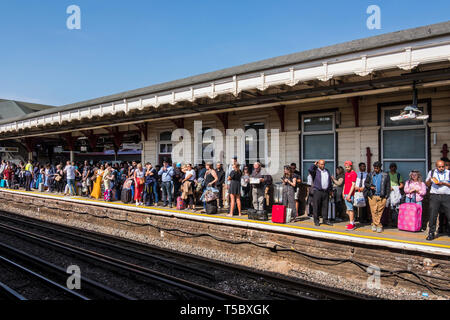 La Vierge à partir des services de terminaison et à Harrow & Wealdstone Station pendant les vacances de Pâques fermeture de la gare de Euston entraîne le surpeuplement. Banque D'Images