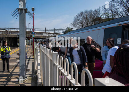 La Vierge à partir des services de terminaison et à Harrow & Wealdstone Station pendant les vacances de Pâques fermeture de la gare de Euston entraîne le surpeuplement. Banque D'Images