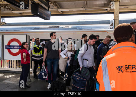 La Vierge à partir des services de terminaison et à Harrow & Wealdstone Station pendant les vacances de Pâques fermeture de la gare de Euston entraîne le surpeuplement. Banque D'Images