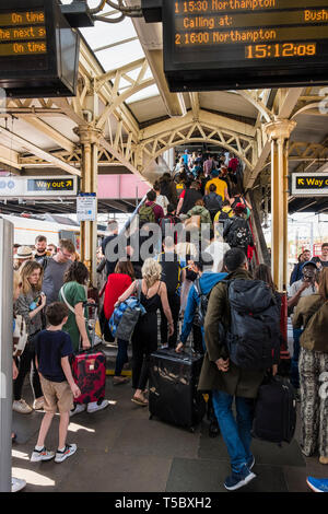 La Vierge à partir des services de terminaison et à Harrow & Wealdstone Station pendant les vacances de Pâques fermeture de la gare de Euston entraîne le surpeuplement. Banque D'Images