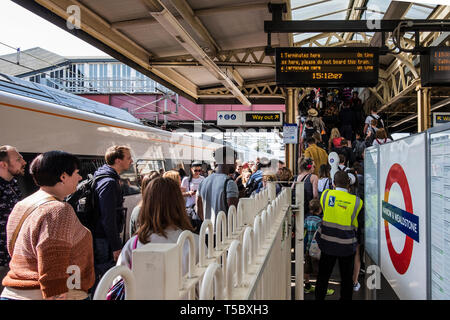 La Vierge à partir des services de terminaison et à Harrow & Wealdstone Station pendant les vacances de Pâques fermeture de la gare de Euston entraîne le surpeuplement. Banque D'Images