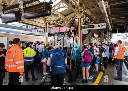 La Vierge à partir des services de terminaison et à Harrow & Wealdstone Station pendant les vacances de Pâques fermeture de la gare de Euston entraîne le surpeuplement. Banque D'Images