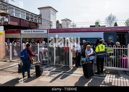 La Vierge à partir des services de terminaison et à Harrow & Wealdstone Station pendant les vacances de Pâques fermeture de la gare de Euston entraîne le surpeuplement. Banque D'Images