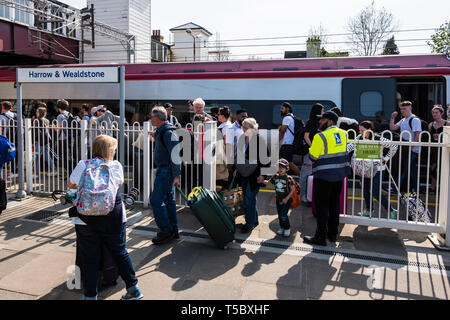 La Vierge à partir des services de terminaison et à Harrow & Wealdstone Station pendant les vacances de Pâques fermeture de la gare de Euston entraîne le surpeuplement. Banque D'Images