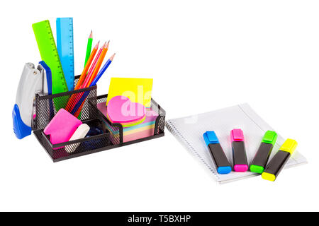 Papeterie isolé sur blanc. Ordinateurs portables, marqueurs, crayons, règles, autocollants, agrafeuse Banque D'Images