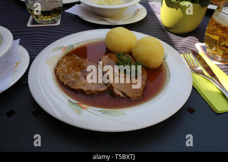 Déjeuner - Rôti de porc avec des boulettes et de la choucroute. Banque D'Images