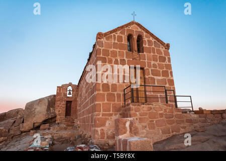 Chirch au sommet du mont Moïse au désert du Sinaï, l'Égypte à l'aube Banque D'Images