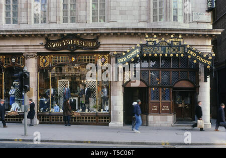 Le trou du charbon & Savoy Taylors Guild, The Strand, London, England, UK. Circa 1980 Banque D'Images