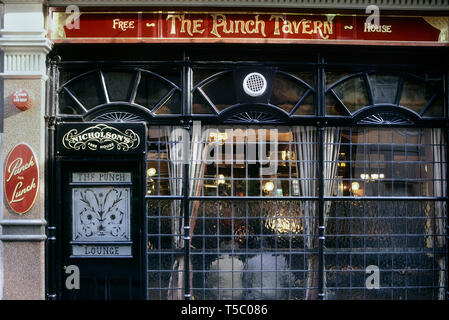 Une partie de l'ancienne Punch Tavern, maintenant connu sous le nom de la Couronne et le Pain de Sucre, mariée Lane, London, England, UK. Circa 1980 Banque D'Images