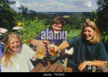 L'éducation de leurs jeunes buveurs de boissons pour la caméra à la pub Spotted Dog jardin. Penshurst. Kent. L'Angleterre. UK Banque D'Images