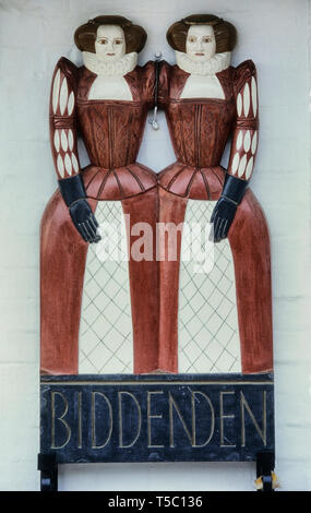 Le signe de fer forgé représentant un ensemble de jumeaux conjoints, les Biddenden Maids. Kent. Angleterre. ROYAUME-UNI Banque D'Images