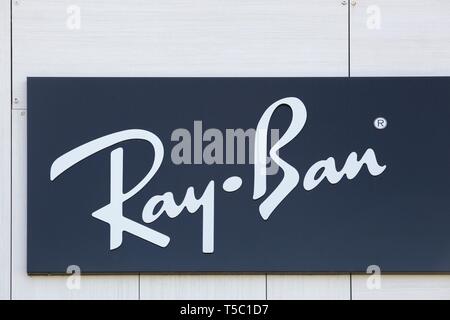 Nimes, France - 1 juillet 2018 : Ray Ban logo sur un mur. Ray Ban est une marque américaine de lunettes et de lunettes créée en 1937 Banque D'Images