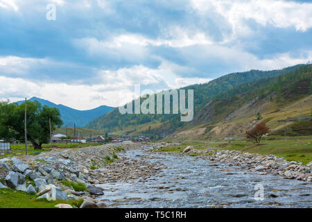 Le village sur la rivière Petite Кhabarovka Ilgumen, sur la route Chuisky, République de l'Altaï Banque D'Images