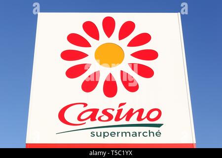 Bourg, France - 5 Avril 2019 : supermarché Casino logo sur un panneau. Casino est une chaîne de supermarché et hypermarché basé à Saint Etienne, France Banque D'Images