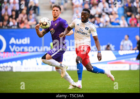 Hambourg, Allemagne - 20 avril : Khaled Narey (R) de Hambourg et Dennis Kempe (L) de l'Aue est en compétition pour la balle durant le deuxième match de Bundesliga entre Banque D'Images