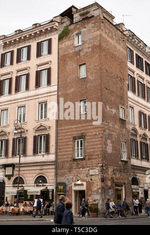 Rome, Italie - 21 Avril 2019 : Une promenade sur la Piazza Navona et la via dei Coronari, antique-trading street. Tor Sanguigna tower Banque D'Images