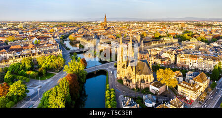 Vue de Saint Paul Churchm l'Ill et de la cathédrale de Notre Dame de Strasbourg - Bas-Rhin, France Banque D'Images