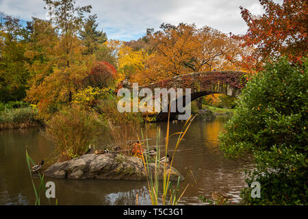 Gapstow Bridge, Central Park, à l'automne Banque D'Images