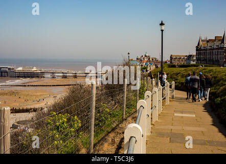 Le chemin côtier de Norfolk s'étend le long de la falaise, dans la région de Cromer et est une voie populaire pour les touristes et les vacanciers à rejoindre le centre ville à partir de la c Banque D'Images