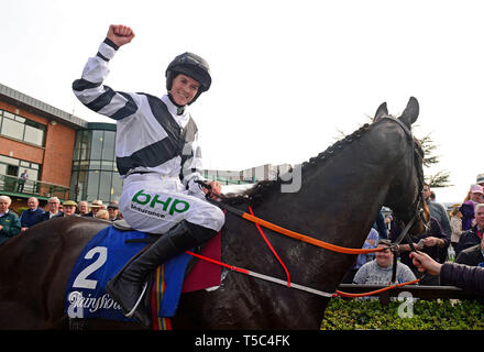 Instructeur de surf et jockey Rachael Blackmore célébrer remportant la Pharmacie Ratoath Chers Handicap Chase National au cours de la troisième journée du Festival de Pâques à Fairyhouse Hippodrome Fairyhouse, Sant Esteve Sesrovires. Banque D'Images