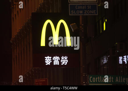 Le Logo de McDonald's avec traduction en chinois dans le quartier chinois, Manhattan, New York, USA Banque D'Images