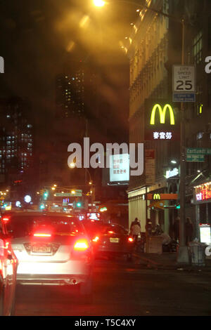 La conduite dans Chinatown, NEW YORK, la nuit. Le Logo de McDonald's avec traduction en chinois dans le quartier chinois, Manhattan, New York, USA. Banque D'Images