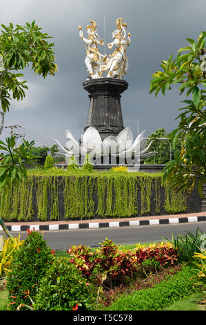 L'une des nombreuses statues Hindoues qui ornent les ronds-points à Jimbaran, Bali, Indonésie Banque D'Images